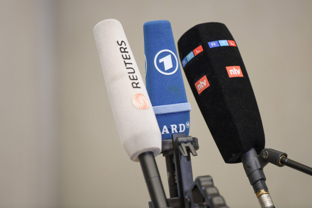 Bundesregierung mauert wieder bei der Bezahlung von Journalisten