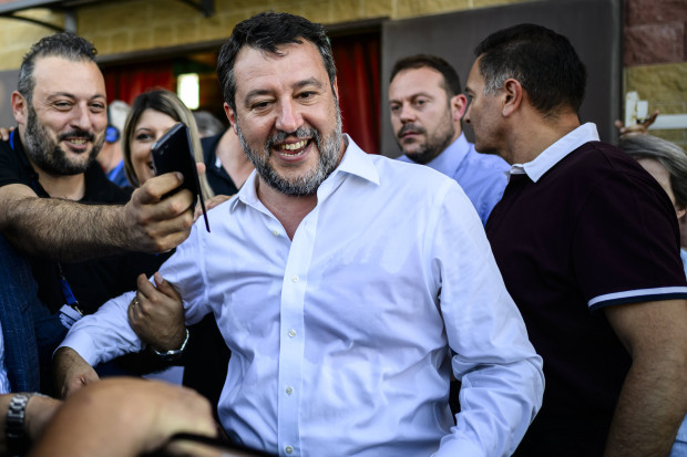 Salvini spottet über Racketes Kandidatur für das EU-Parlament