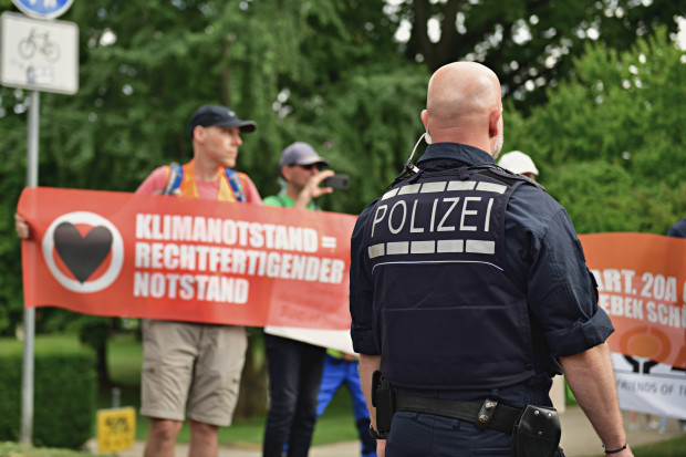 Rund 100 Polizisten unterstützen die „Letzte Generation“ – und es sollen noch mehr werden