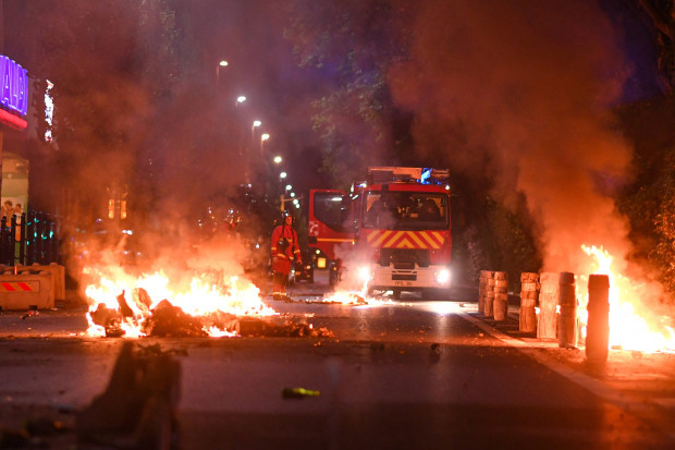 Frankreich: Zerstörung, Gewalt, Plünderungen, „Allahu Akbar“-Rufe und Bewaffnete
