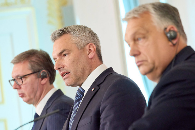 Nehammer verteidigt Gipfel mit Orbán und Vučić