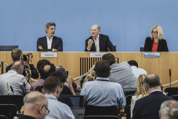 Hochamt der Hofberichterstatter – was ist das für ein merkwürdiges Pfeifen