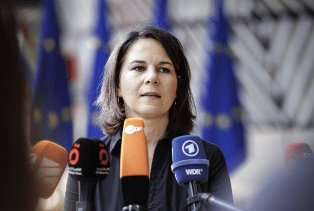 Spaßbremse Baerbock: Jetzt darf man sich wieder über sie lustig machen