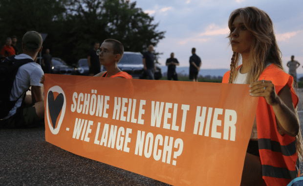 Letzte Generation blockiert BMW – in den Werksferien