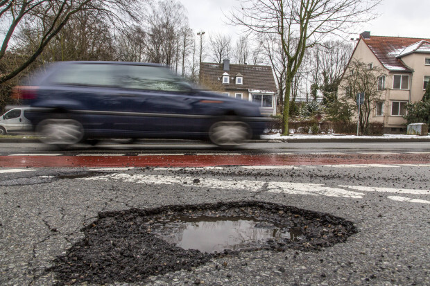 Die Straßen verfallen – dem Staat fehlt das Geld zur Rettung