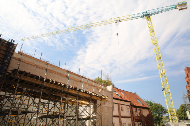 Die Bauindustrie erstickt – die Regierung will mit Pflastern helfen