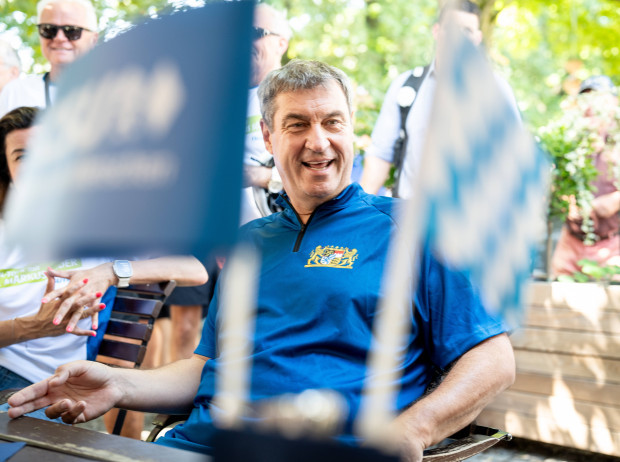 Alle predigen den Abbau der Bürokratie – und füttern das Monster weiter