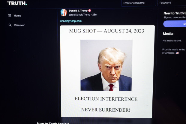 Trump stellt sich der Polizei