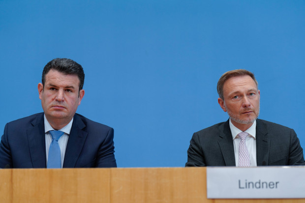 Hubertus Heil führt Christian Lindner vor