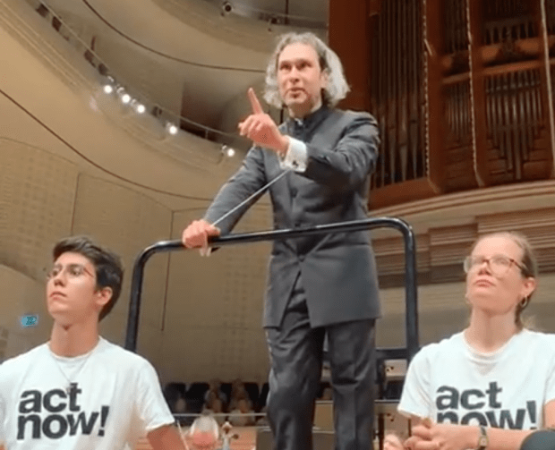 Dirigent Jurowski zwingt Publikum, Klimaklebern zuzuhören