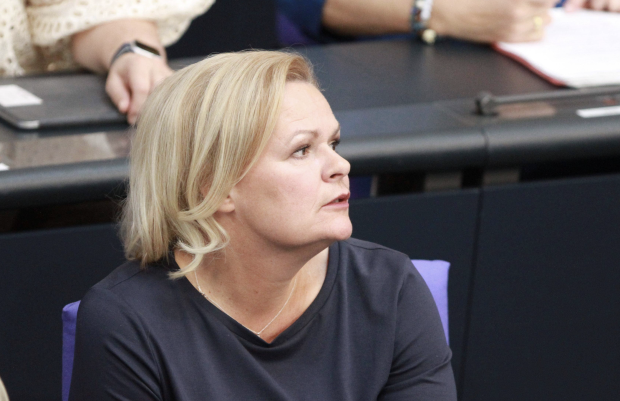 Faeser stellt sich im dritten Anlauf, verbreitet aber nur Nebel