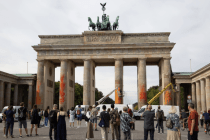 Schändung des Brandenburger Tors als Sinnbild für den Zustand des Landes