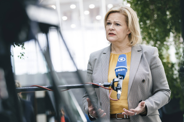 Nancy Faeser kämpft gegen Hass und Hetze der drei Musketiere