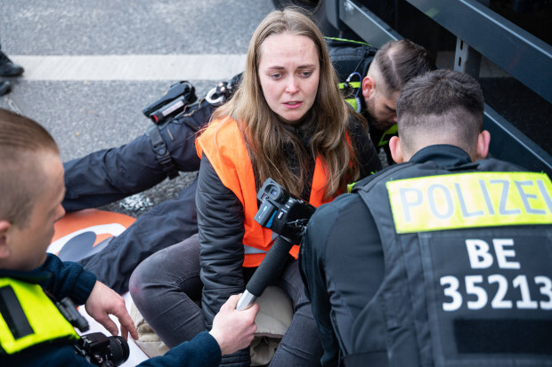 Wie die Letzte Generation die Polizei instrumentalisieren will