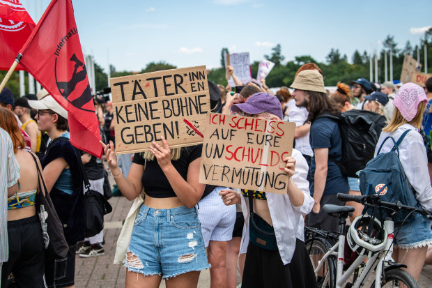 Der Wind dreht: Ermittlungen wegen Verleumdung von Till Lindemann eingeleitet