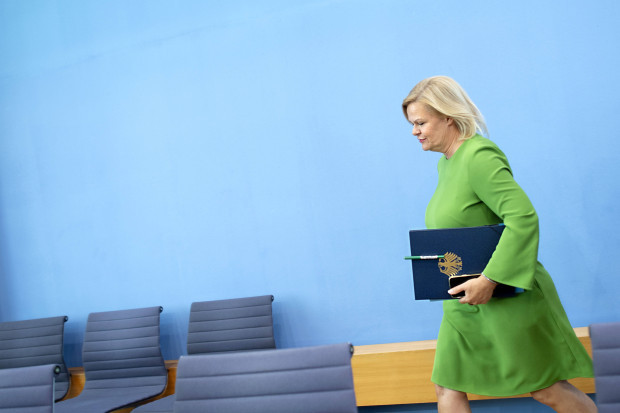 Faeser auf der Flucht