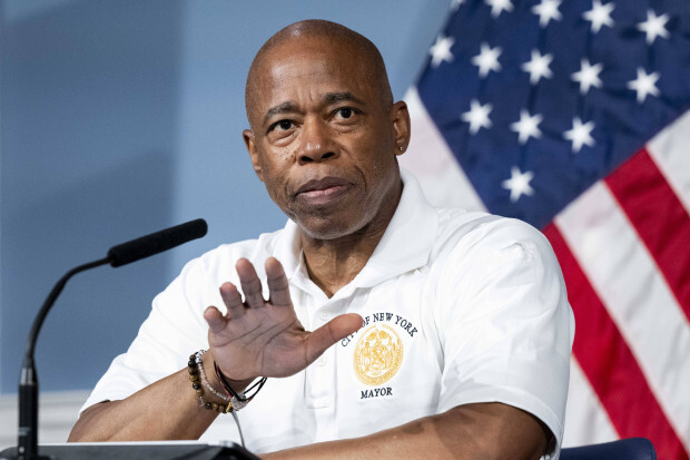 New Yorks Bürgermeister Adams: Kosten für Migration „werden New York City zerstören“