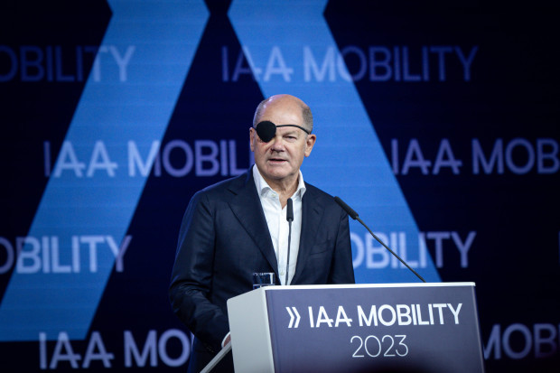 Die Internationale Automobilausstellung fährt das Auto vor lauter Angst an die Wand