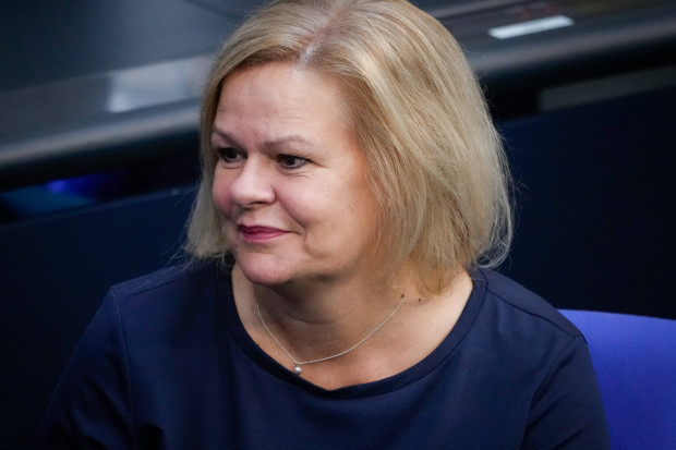 Wegen „Brandmauer“ stimmen CDU/CSU für Faesers Verbleib im Amt