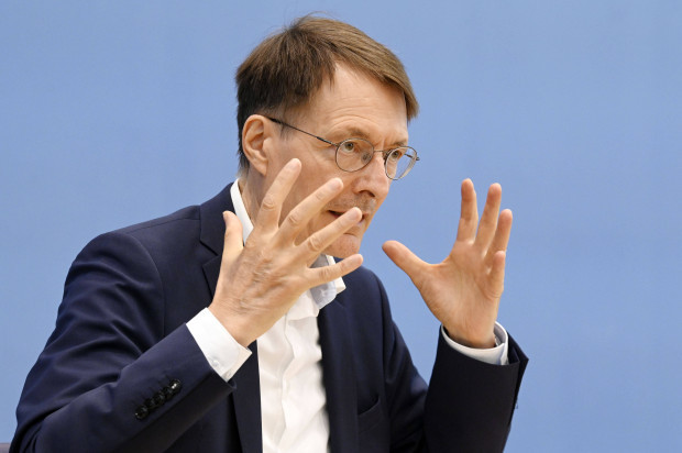 Karl Lauterbach und der Teamplayer Corona