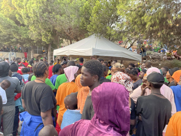 Notstand auf Lampedusa nach Anlandung von tausenden Migranten an nur einem Tag