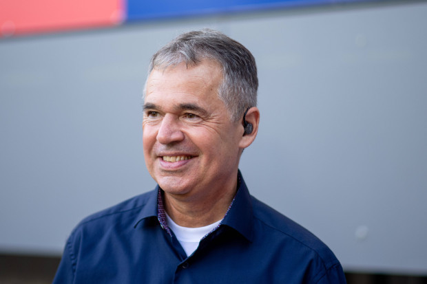 „Schweinchen Schlau“ wird Rudi Völler vor die Nase gesetzt