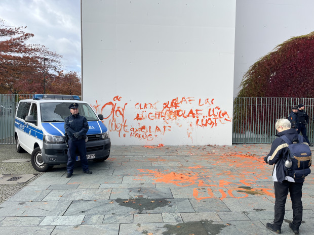 Letzte Generation beschmiert das Bundeskanzleramt