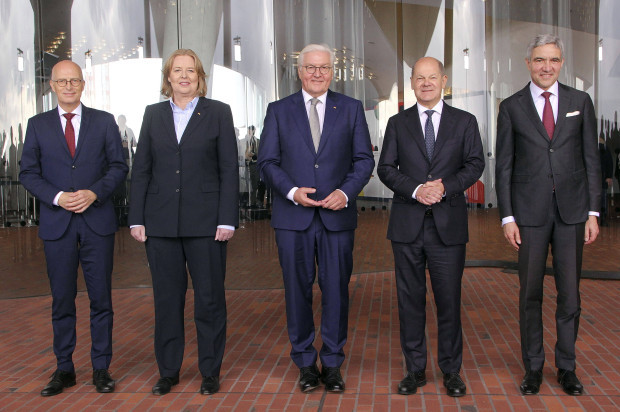 Rot-grüne Ideologie statt Schwarz-Rot-Gold