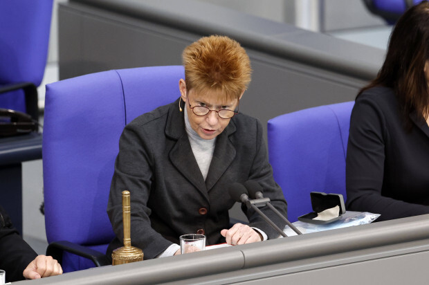 Petra Pau bleibt Bundestagsvizepräsidentin
