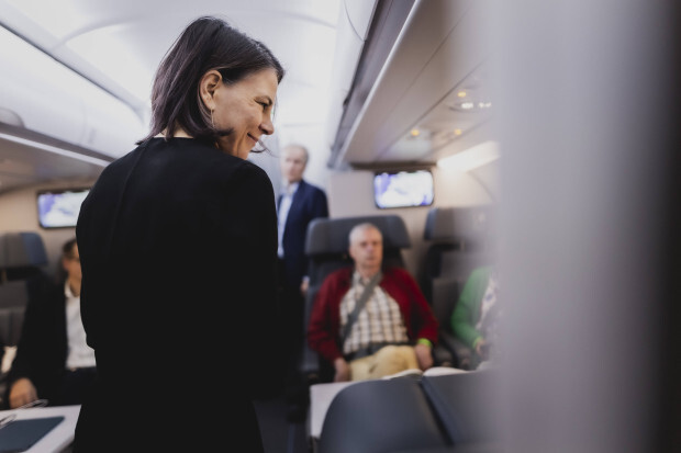 Die Baerbock-Regierung fliegt durch die Welt – für gemeine Bürger gibt es keine Maschinen