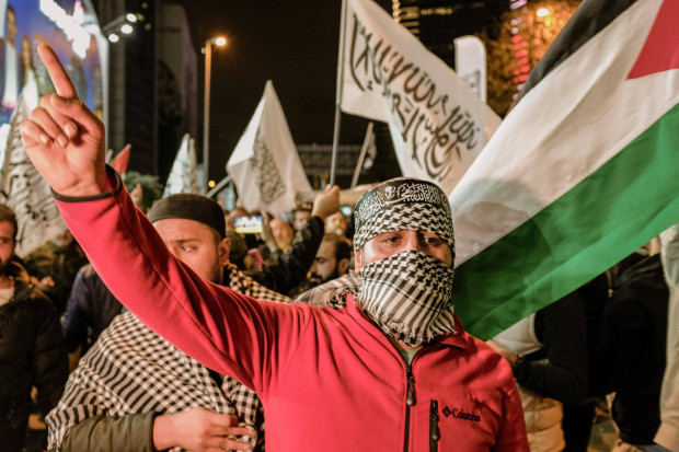 Eskalierende Gewalt von Hamas-Anhängern nach Beschuss eines Krankenhauses