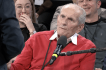 Wie der Mann im roten Pullover Olaf Scholz grillte