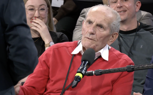 Wie der Mann im roten Pullover Olaf Scholz grillte