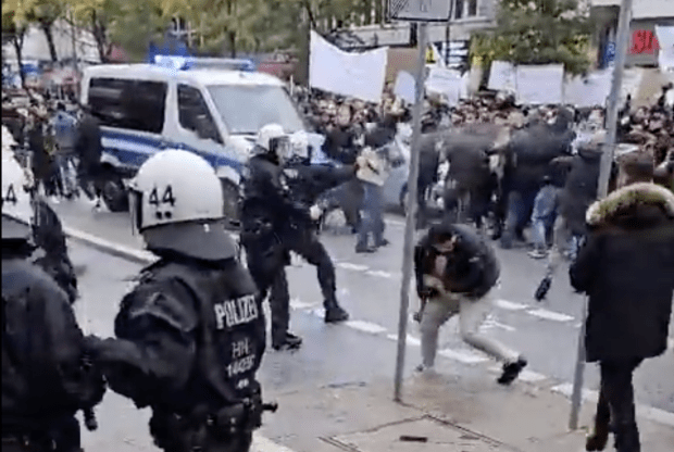 Demo-Chaos in Städten: Entgleitet der Polizei die Lage?
