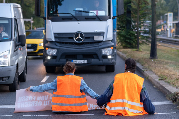 Straßenblockade der Letzten Generation – LKW-Fahrer bekommt Führerschein zurück