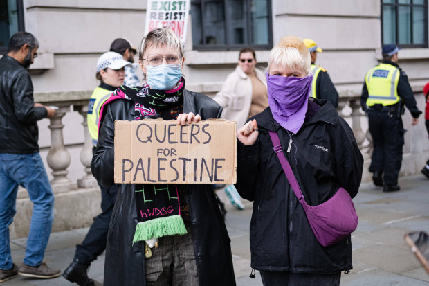 „Gays for Gaza – Queers for Palestine – Chickens for KFC“