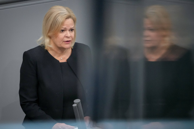 Wie Faeser die Migration in Worten begrenzen will, in Taten aber beschleunigt