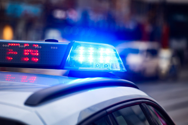 „Pro-Palästina“-Demonstration: Ein Polizist zieht seine Schusswaffe