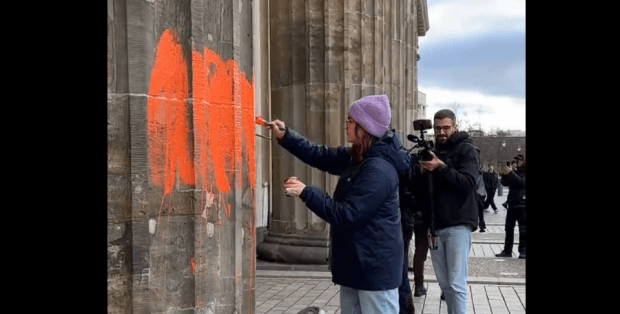 Neue Farb-Attacke gegen das Brandenburger Tor