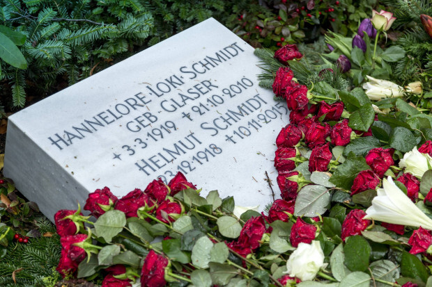 Unbekannte beschmieren das Grab von Helmut Schmidt mit Hakenkreuzen