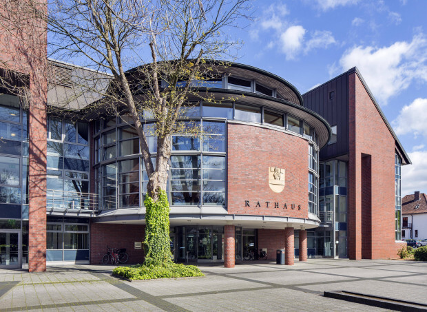 Bauunternehmer und Handwerker mauern Rathaus-Türen zu – aus Protest