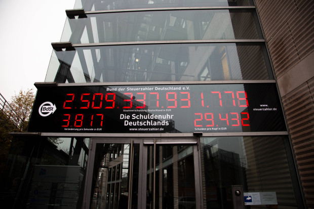 Jeden dritten Tag kommt eine Milliarde Euro dazu