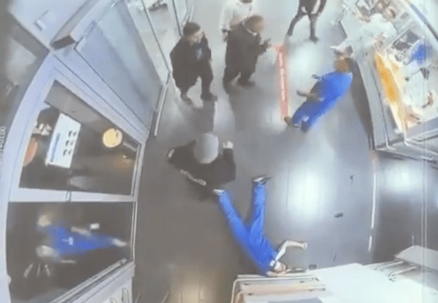 Arzt und Pfleger in der Notaufnahme bewusstlos geprügelt