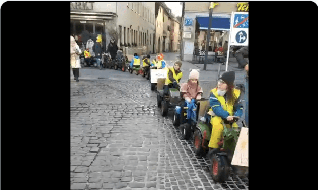 Traktoren haben Bauern und Kinder