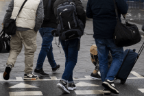 Kein Bargeld mehr: Erste Flüchtlinge verlassen das Land