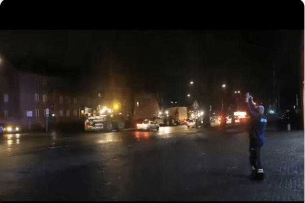 SPD-Senatorin Spranger verfolgt Feuerwehrmann, der Traktoren in Berlin mit Applaus begrüßte