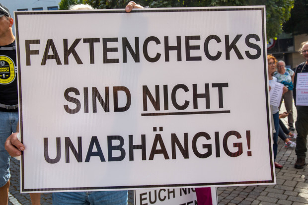 Nicht nur Correctiv: Wie ein Milliardär das internationale Netz der „Faktenchecker“ finanziert