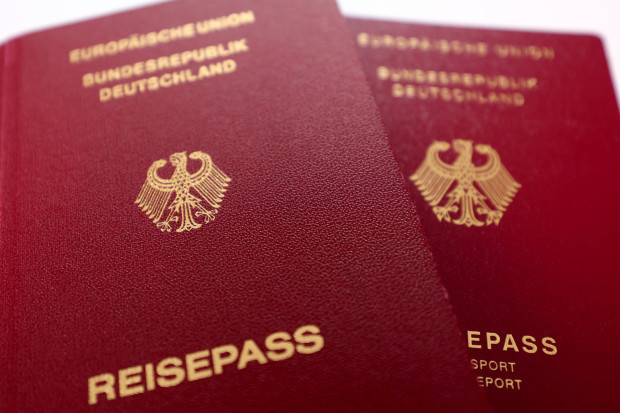 Mehr als 300 Ausländer ungeprüft eingebürgert – gegen Bargeld und Gebäck