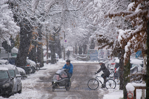 „Klimafreundliches“ Streugut zerstört Fahrradreifen