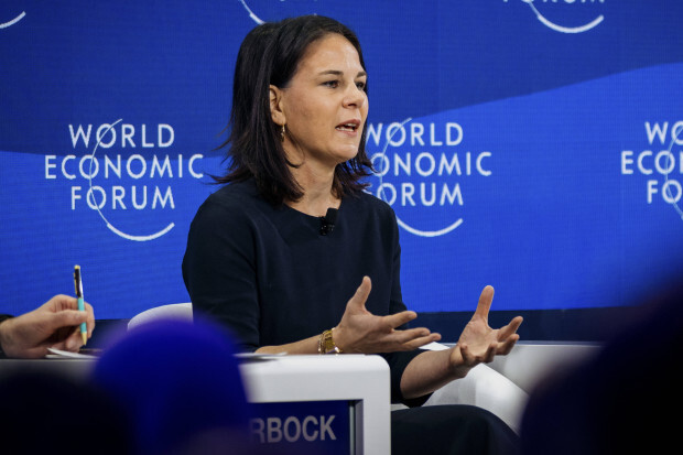 Baerbock in Davos: Waffenstillstand „falls not from the sky“